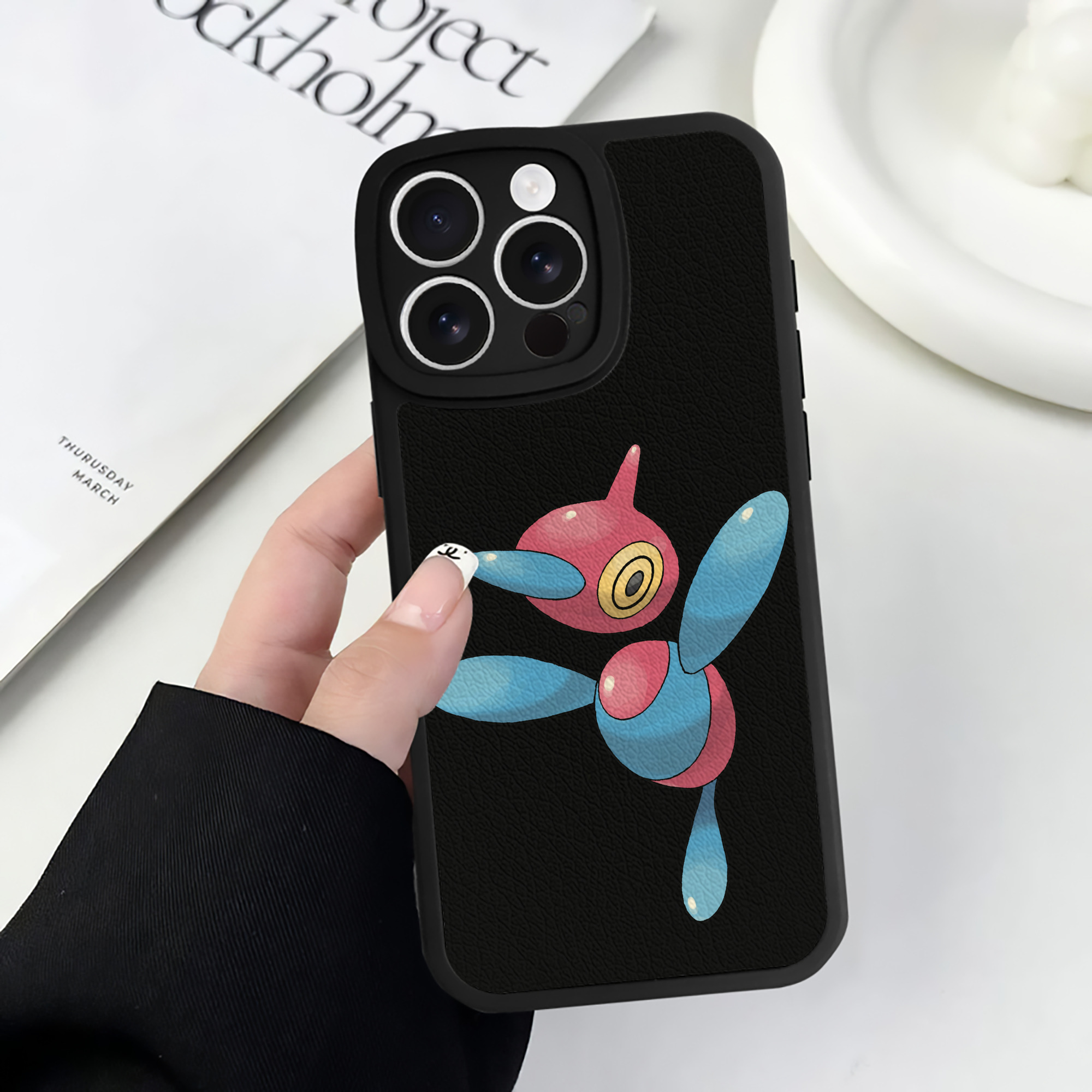 （画像用） ポケットモンスター Pokémon 【iPhone 16シリーズ対応】シリコンスマホケース（レザー調） 材質：シリコン